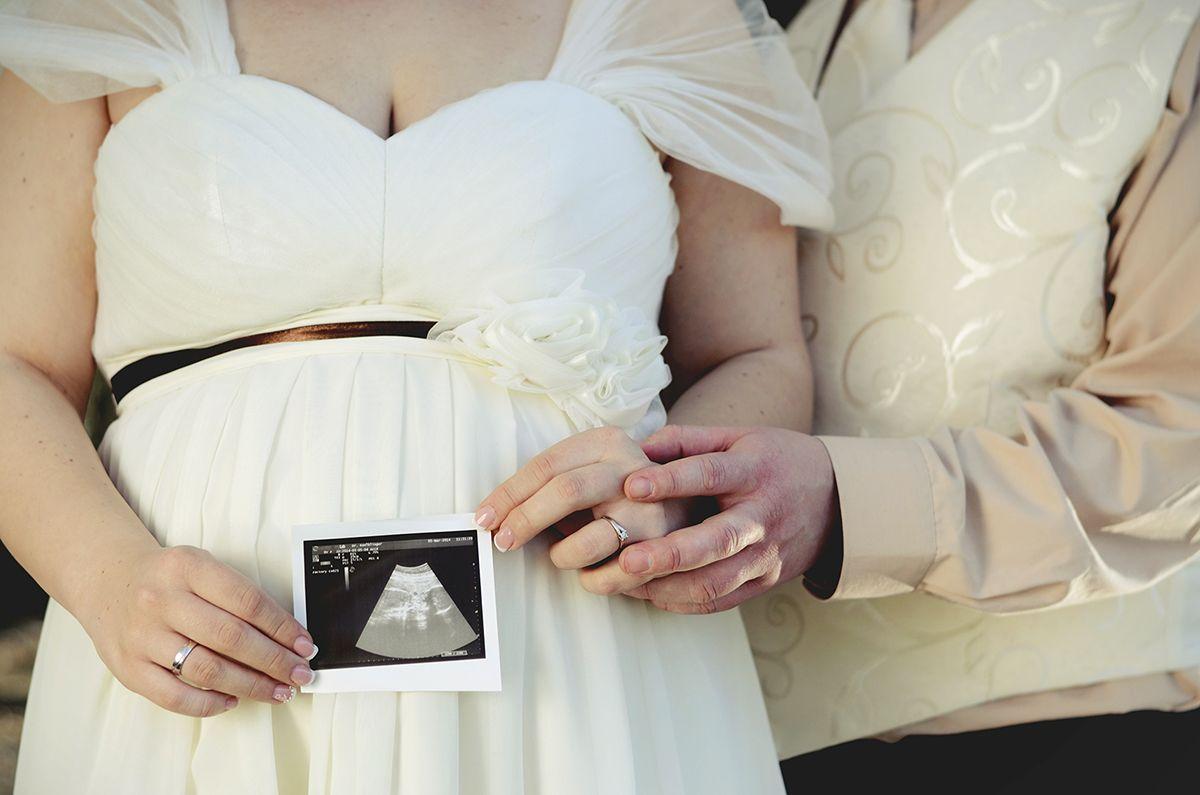Беременна от жениха матери читать. Беременные невесты в свадебных платьях. Свадебные платья для беременных. Фотосессия с беременной невестой.