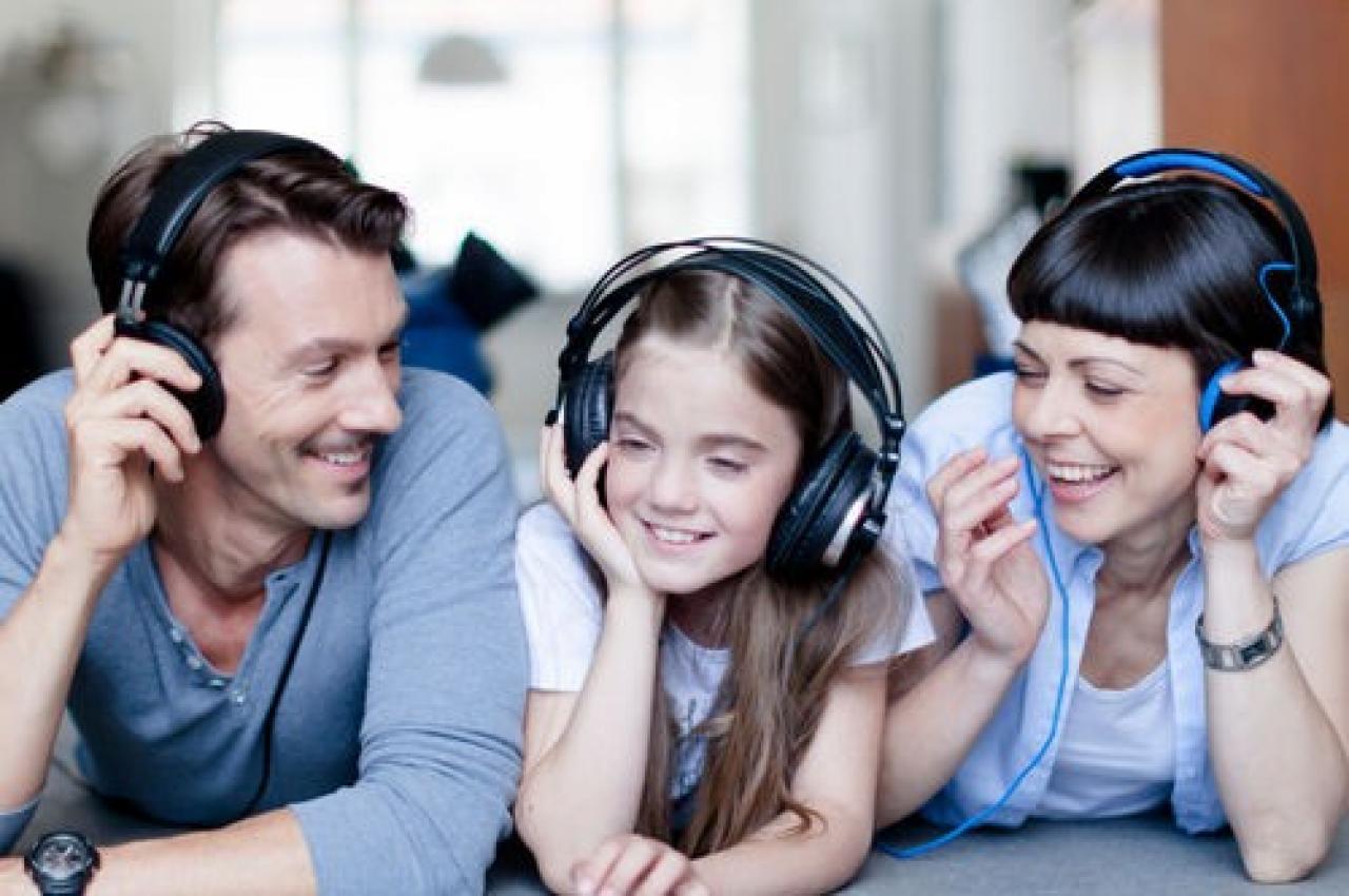 They listening to music now. Дети СЛУШАЮТ музыку. Музыкальная семья. Музыкотерапия. Человек слушает музыку.