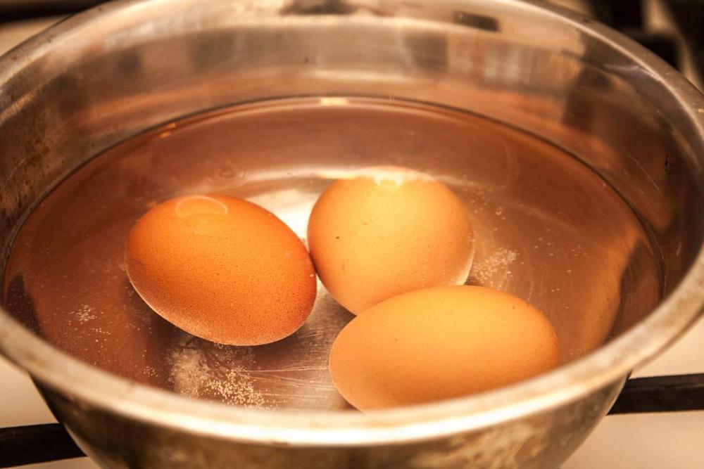 Сварить яйца в холодной воде. Варка яиц. Яйца в кастрюле. Варить яйца. Что приготовить с яйцами.